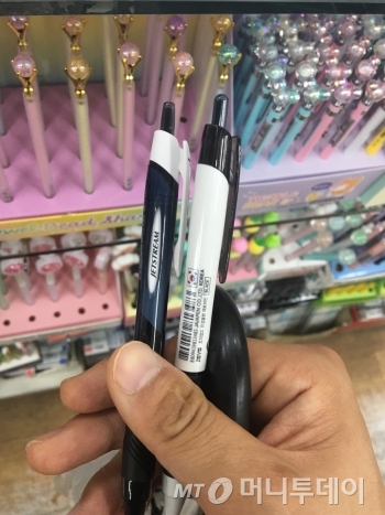 일본펜(왼쪽)과 국산펜(오른쪽). 무려 태극기가 그려져 있다. 취재 용도로 잘 쓰고 있다./사진=남형도 기자