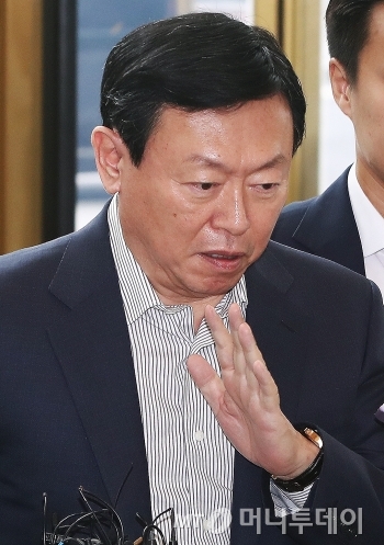 신동빈 롯데그룹 회장이 16일 오전 서울 송파구 롯데월드타워에서 열린 하반기 사장단 회의에 참석하던 중 취재진이 질문하자 답변을 거부하는 손짓을 하고 있다./사진=김휘선 기자