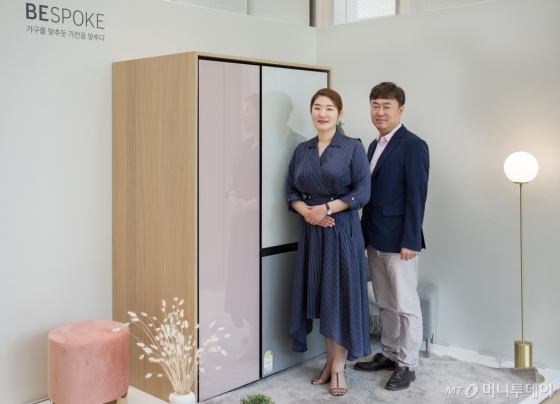 삼성전자 생활가전사업부 김선영 상품전략팀 프로(왼)·손석준 개발팀 연구원(오) /사진=삼성전자 제공