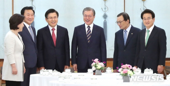 【서울=뉴시스】전신 기자 = 문재인 대통령이 18일 청와대 본관에서 열린 '정당 대표 초청 대화'에 앞서 여야 5당 대표들과 환담하고 있다. 오른쪽부터 정동영 민주평화당 대표, 황교안 자유한국당 대표, 문재인 대통령, 이해찬 더불어민주당 대표, 손학규 바른미래당 대표, 심상정 정의당 대표. 2019.07.18. photo1006@newsis.com