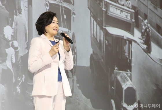 18일 제주 신라호텔에서 열린 '제44회 대한상의 제주포럼'에서 강연하고 있는 박영선 중소벤처기업부 장관/사진제공=대한상공회의소