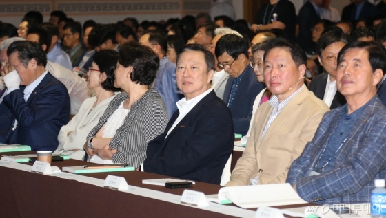 최태원 SK그룹 회장(오른쪽에서 두번째)이 18일 제주 신라호텔에서 열린'제44회 대한상의 제주포럼'레 참석, 박용만 대한상공회의소 회장(오른쪽에서 세번째)과 걍연을 듣고 있다./사진제공=대한상공회의소
