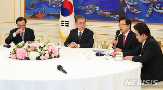 【서울=뉴시스】전신 기자 = 문재인 대통령이 18일 청와대 본관에서 열린 '정당 대표 초청 대화'에서 자유한국당 황교안 대표의 발언을 듣고 있다. 2019.07.18. photo1006@newsis.com
