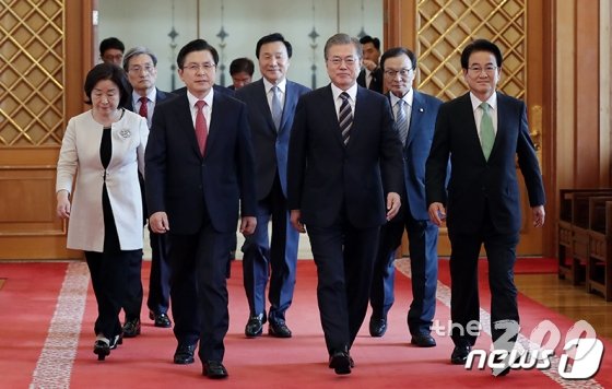 문재인 대통령이 18일 청와대 본관에서 열린 정당 대표 초청 대화에 앞서 여야5당 대표와 나란히 걷고 있다. (청와대 제공) /사진=뉴스1