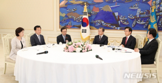 【서울=뉴시스】전신 기자 = 문재인 대통령이 18일 청와대 본관에서 열린 '정당 대표 초청 대화'에서 더불어민주당 이해찬 대표의 발언을 듣고 있다. 2019.07.18. photo1006@newsis.com