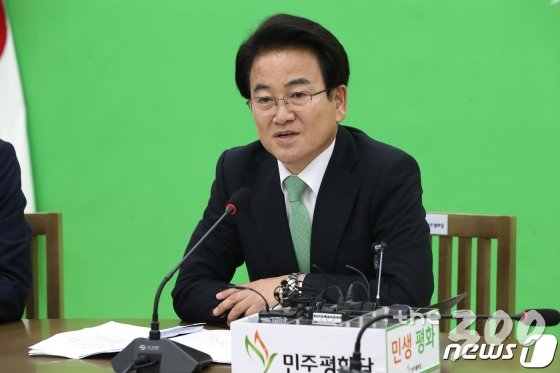 정동영 민주평화당 대표가 18일 오후 서울 여의도 국회에서 기자회견을 갖고 문재인 대통령과 5당 대표 회동 결과를 브리핑 하고 있다. /사진=뉴스1