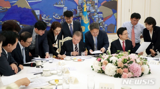 【서울=뉴시스】전신 기자 = 문재인 대통령이 18일 청와대 본관 인왕실에서 열린 '정당 대표 초청 대화'에서 여야 5당 대표들과 공동발표문에 대해 논의하고 있다. 2019.07.18. photo1006@newsis.com