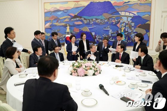문재인 대통령과 각 정당 대표를 비롯한 대변인들이 18일 오후 청와대 본관 인왕실에서 합의문에 대해 논의하고 있다. (청와대 제공) /사진=뉴스1