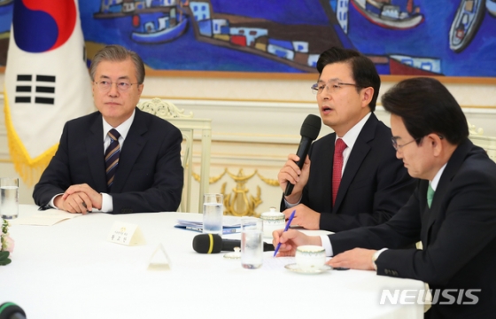 【서울=뉴시스】전신 기자 = 문재인 대통령이 18일 청와대 본관에서 열린 '정당 대표 초청 대화'에서 자유한국당 황교안 대표의 발언을 듣고 있다. 2019.07.18. photo1006@newsis.com