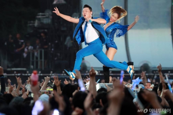 가수 싸이가 '2018 흠뻑쇼' 콘서트에서 공연하고 있다./사진= 머니투데이DB