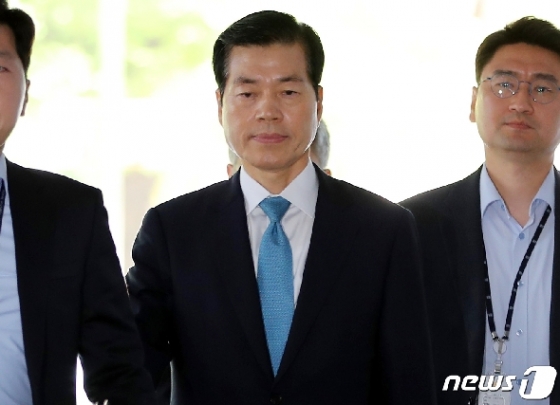 삼성바이오로직스(이하 삼성바이오) 분식회계 혐의를 받고 있는 김태한 삼성바이오로직스 대표이사가 19일 오전 서울 서초구 서울중앙지방법원에서 열린 구속 전 피의자심문(영장실질심사)에 출석하고 있다. 2019.7.19/뉴스1 © News1 박정호 기자