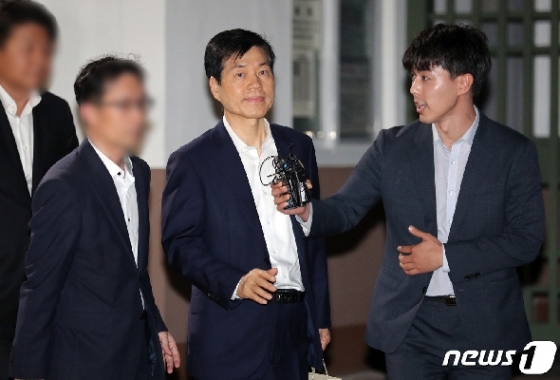 삼성바이오로직스 분식회계 혐의를 받고 있는 김태한 삼성바이오로직스 대표이사가 20일 오전 구속 영장이 기각되자 경기도 의왕시 서울구치소를 나서고 있다. 2019.7.20/뉴스1 © News1 이재명 기자