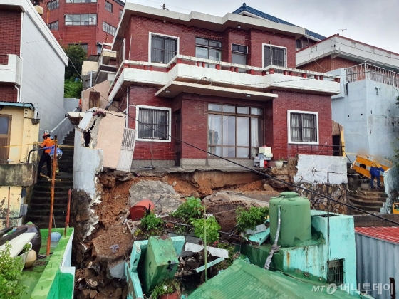 부산지역에 호우·강풍특보가 발령된 20일 오후 부산 영도구의 한 주택 마당이 무너졌다. /사진=뉴시스