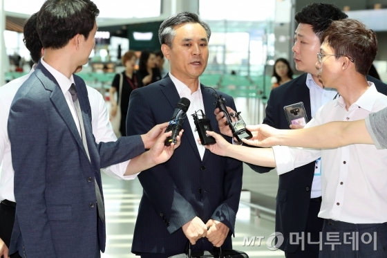 김승호 산업통상자원부 신통상질서전략실장이 일본의 수출규제 조치와 관련, 정식 의제로 논의될 세계무역기구(WTO) 일반이사회에 수석대표로 참석차 22일 인천국제공항을 통해 출국했다. 사진은 출국에 앞서 기자들 질문에 답하고 있는 모습/사진=머니투데이