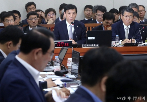 [사진]답변하는 이주열 한국은행 총재