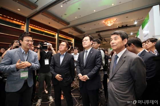 산업은행과 한국무역협회가 공동 주최하는 혁신성장 페어 '넥스트라이즈'가 23일과 24일, 양일간 서울 코엑스에서 열린다. 23일 개회식에 참석한 이동걸 산업은행 회장(오른쪽), 최종구 금융위원장(가운데), 민병두 국회 정무위원장이 참여 스타트업 관계자로부터 사업 설명을 듣고 있다./사진제공=산업은행