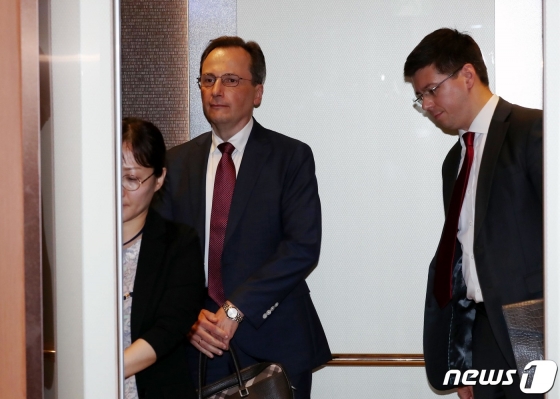(서울=뉴스1) 이광호 기자 = 막심 볼코프 주한 러시아 대사대리가 러시아 공군 군용기가 영공을 침범한 것과 관련해 23일 오후 서울 외교부청사로 초치되고 있다. 2019.7.23/뉴스1