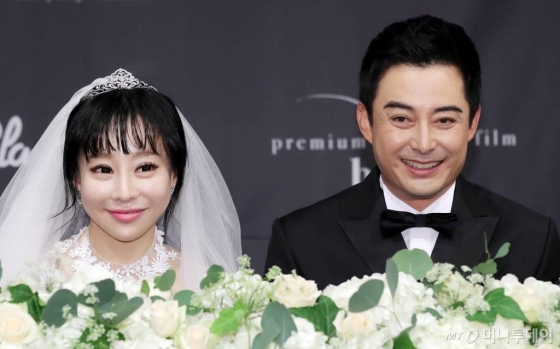 배우 이세창, 아크로바틱 배우 정하나가 5일 오후 서울 서초구 잠원동 더 리버사이드 호텔에서 열린 결혼 기자회견에 참석해 미소를 짓고 있다. 2017-11-05/사진=김창현 기자