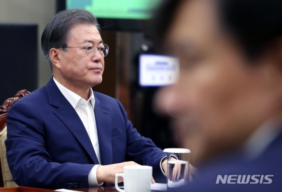 【서울=뉴시스】박진희 기자 = 문재인 대통령과 조국 민정수석이 22일 청와대 여민관에서 수석 비서관·보좌관 회의를 하고 있다. 2019.07.22. pak7130@newsis.com
