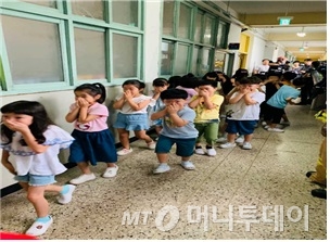 25일 서울 구로구 한 초등학교에서 포르말린 유출사고가 발생해 학생들이 대피하고 있다/사진제공= 구로소방서