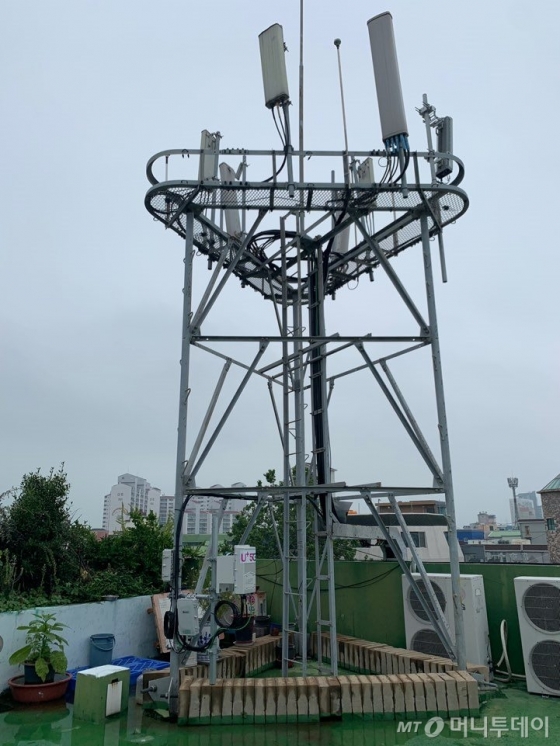 충남 보령 대천해수욕장 인근에 구축된 LG유플러스 5G 기지국/사진=김주현 