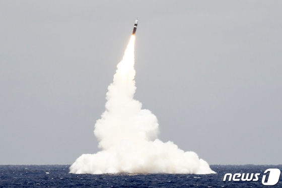 북한이 단거리 미사일을 발사한 지난 9일 미국 해군이 잠수함탄도미사일(SLBM)을 시험발사한 것으로 알려졌다.  로라 실 미국 국방부 대변인은 성명을 통해 플로리다주 케이프 커내버럴(Cape Canaveral) 해안에서 오하이오급 탄도미사일 잠수함인 로드아일랜드함(SSBN 740)이 트라이던트2 D5 미사일을 시험발사했다고 지난 10일 밝혔다.  사진은 지난 9일 미국 해군이 트라이던트2 D5 미사일 시험발사를 하는 모습.(미국 해군 홈페이지 캡처) 2019.5.12/뉴스1  