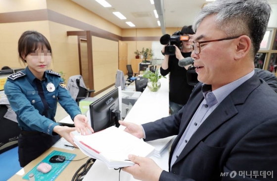 &#160;김수민 작가의 법정대리인 박훈 변호사가 23일 오후 서울 종로구 서울지방경찰청 민원실에서 고(故) 장자연 사건 주요 증언자인 배우 윤지오 씨에 대한 고소장을 접수하고 있다. / 사진=김창현 기자 chmt@