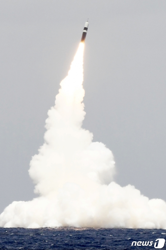 북한이 단거리 미사일을 발사한 지난 9일 미국 해군이 잠수함탄도미사일(SLBM)을 시험발사한 것으로 알려졌다.  로라 실 미국 국방부 대변인은 성명을 통해 플로리다주 케이프 커내버럴(Cape Canaveral) 해안에서 오하이오급 탄도미사일 잠수함인 로드아일랜드함(SSBN 740)이 트라이던트2 D5 미사일을 시험발사했다고 지난 10일 밝혔다.  사진은 지난 9일 미국 해군이 트라이던트2 D5 미사일 시험발사를 하는 모습.(미국 해군 홈페이지 캡처) 2019.5.12/뉴스1  