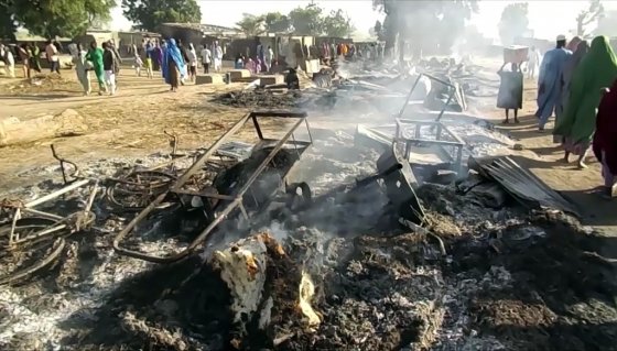 28일(현지시간) 나이지리아 북동부 보르노주의 주도 마이두구리 인근 지역에서 이슬람 무장단체 보코하람으로 추정되는 세력이 총기난사로 최소 65명을 살해한 뒤 불탄 잔해가 남아 있다. /사진=AFP