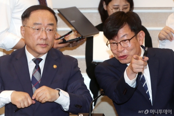 [사진]일본수출규제대책 논의하는 김상조-홍남기