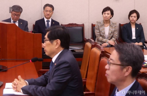 이재갑 고용노동부 장관, 박능후 보건복지부 장관, 김현미 국토교통부 장관, 이의경 식품의약품안전처장이 31일 오후 서울 여의도 국회에서 열린 법제사법위원회 전체회의에 출석해 박상기 법무부 장관의 발언을 경청하고 있다./사진=홍봉진 기자