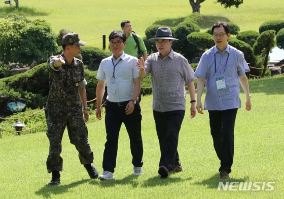 문재인 대통령이 30일 오후 경남 거제시에 위치한 대통령 별장지 '저도'를 방문하고 있다.   저도는 진해와 부산을 보호하는 전략적 위치로 인해 일제 강점기인 1920년대부터 군기지로 활용되고 있다. 1972년에는 대통령 별장(청해대)지로 지정되어 일반인은 거주 또는 방문을 금지했다. 문 대통령의 이번 방문은 국내 관광 활성화와 저도를 국민에게 돌려준다는 의미를 담아 마련했다.【거제=뉴시스】박진희 기자 =  2019.07.30.   pak7130@newsis.com