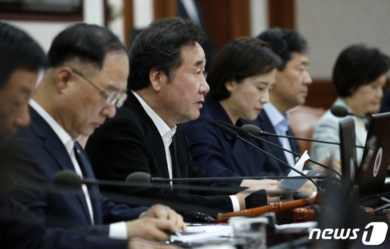(서울=뉴스1) 안은나 기자 = 이낙연 국무총리가 주말인 3일 오전 서울 종로구 정부서울청사에서 열린 임시 국무회의에서 모두발언을 하고 있다. 2019.8.3/뉴스1 <저작권자 ⓒ 뉴스1코리아, 무단전재 및 재배포 금지>