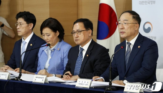 홍남기 경제부총리 겸 기획재정부 장관이 2일 오후 서울 종로구 정부서울청사에서 일본의 화이트리스트(수출심사 우대국) 배제 등 수출규제 및 보복조치와 관련해 관계장관 합동 브리핑을 하고 있다. /사진=뉴스1