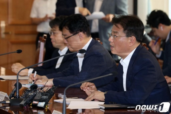 (서울=뉴스1) 황기선 기자 = 방기선 기획재정부 차관보가 6일 오전 서울 중구 은행연합회 중회의실에서 열린 '금융시장 관계기관 합동점검반 회의'에서 모두발언을 하고 있다. 이날 회의는 최근 국내외 금융·외환시장 동향 및 전망과 외국인 증권자금 유출입 동향에 대해 논의 했다. 2019.8.6/뉴스1 <저작권자 © 뉴스1코리아, 무단전재 및 재배포 금지>