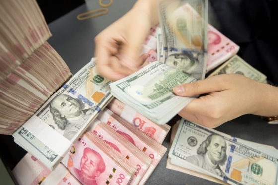 미국 달러화와 중국 위안화 지폐. /사진=AFP통신
