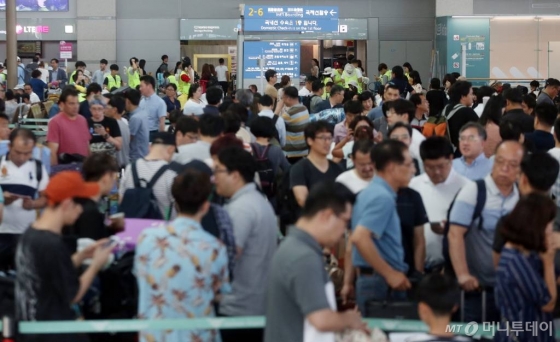 본격적인 휴가철이 시작된 가운데 지난달 25일 오후 인천국제공항 출국장이 여행객들로 북적이고 있다. / 사진=인천국제공항=이기범 기자 leekb@