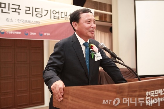 9일 서울 중구 프레스센터에서 열린 '2019 제5회 대한민국 리딩기업대상 시상식'에서 윤병훈 머니투데이 전무가 인사말을 하고 있다/사진=중기협력팀 오지훈 기자