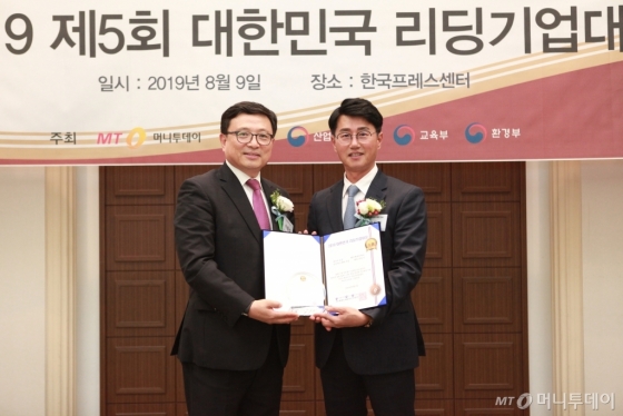 ì ëì§ ë©ëì  í´ë¨¼ì¼ì´ ëí(ì¬ì§ ì¤ë¥¸ìª½)ê° 'ë°ì´ì¤ëì'ì ë°ê³  ì´ì¢ì­ ëêµ­ëíêµ êµìì ê¸°ëì¬ì§ì ì°ê³  ìë¤/ì¬ì§=ì¤ê¸°íë ¥í ì¤ì§í ê¸°ì<br />
