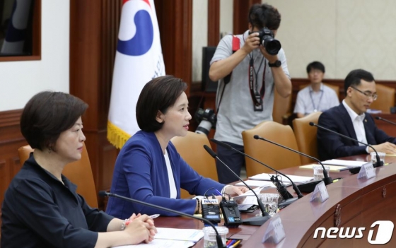 유은혜 사회부총리 겸 교육부 장관이 9일 오전 서울 세종로 정부서울청사에서 열린 제11차 포용국가 실현을 위한 사회관계장관회의에서 모두발언을 하고 있다. /사진=뉴스1