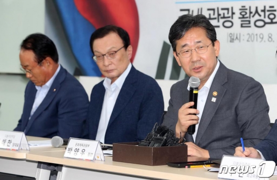 지난 7일 오전 서울 중구 한국관광공사 서울센터에서 열린 국내관광산업 활성화를 위한 더불어민주당 현장최고위원회의에 참석한 박양우 문화체육관광부 장관이 국내관광 활성화 방안에 대한 모두발언을 하고 있다./사진=뉴스1