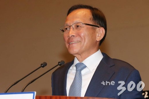 2017년 6월22일 오후 서울 여의도 국회에서 열린 더불어민주당 의원총회에서 문미옥 의원의 비례대표직을 승계한 이수혁 전 6자회담 수석대표가 인사말을 하고 있다. / 사진=이기범 기자 leekb@
