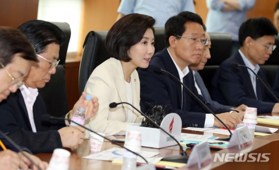 【서울=뉴시스】 박영태 기자 = 자유한국당 나경원 원내대표사 9일 서울 여의도 한국거래소에서 열린 금융시장 점검 현장간담회에서 모두발언을 하고 있다. 2019.08.09. since1999@newsis.com