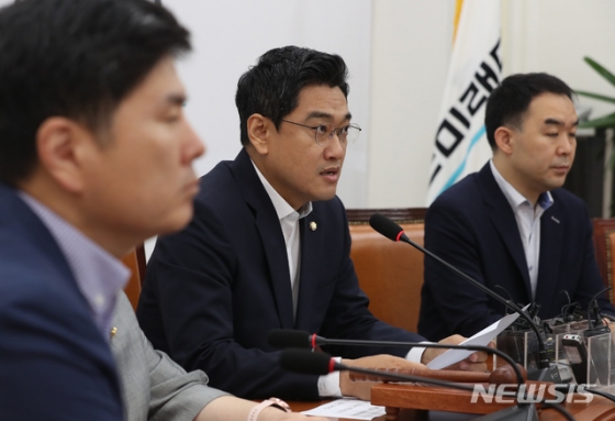 【서울=뉴시스】고승민 기자 = 8일 서울 여의도 국회에서 열린 바른미래당 원내정책회의에서 오신환 원내대표가 모두발언하고 있다. 2019.08.08. kkssmm99@newsis.com