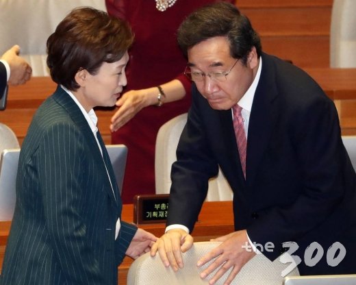 이낙연 국무총리가 10일 오후 서울 여의도 국회 본회의장에서 김현미 국토교통부 장관과 이야기를 나누고 있다. / 사진=홍봉진 기자 honggga@