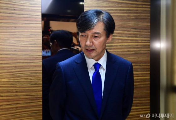 조국 전 청와대 민정수석이 9일 오후 서울 종로구 적선동 현대빌딩에서 법무부 장관직 내정에 대한 입장을 밝힌 뒤 엘리베이터로 이동하고 있다. / 사진=김창현 기자 chmt@