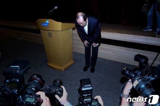 [사진] '경영에서 물러나겠다' 고개 숙인 윤동한 한국콜마 회장