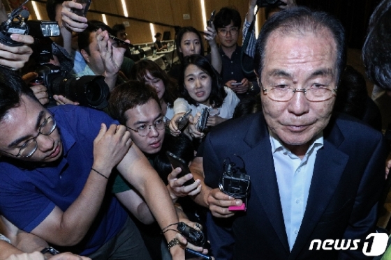 [사진] 윤동한 한국콜마 회장, 질문엔 '묵묵부답'