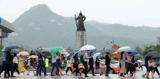 제8호 태풍 프란시스코의 영향으로 비가 내리는 지난 7일 오전 서울 종로구 광화문 네거리 인근에서 직장인들이 우산을 쓰고 출근길 발걸음을 재촉하고 있다. / 사진=김창현 기자 chmt@