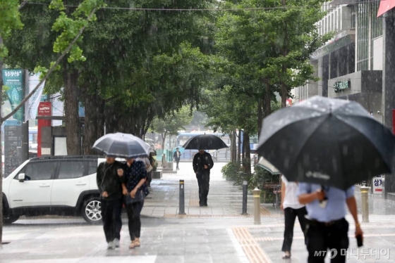 전국 곳곳 소나기가 내린 지난달 15일 오후 서울 광화문광장 인근에서 시민들이 발걸음을 재촉하고 있다. / 사진=이기범 기자 leekb@